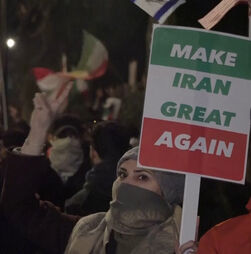 Manifestantes protestam contra o governo iraniano em frente à embaixada do país em Londres