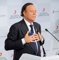 'Éramos 10 ou 12 raparigas'. Julio Iglesias sujeitava funcionárias a testes de HIV e gravidez