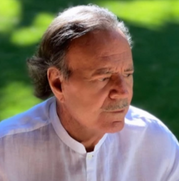 Idade, referências e... fotos: os requisitos para trabalhar na 'villa' de Julio Iglesias a troco de €340