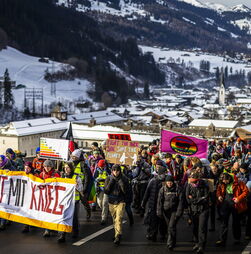 Centenas de manifestantes marcham em direção a Davos