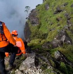 Encontrados destroços que serão do avião que se acredita ter caído na Indonésia com 11 pessoas a bordo