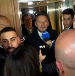 'Deixem-me dar-lhe um abraço': Montenegro junta-se a Marques Mendes após falar ao País