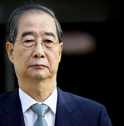 Ex-primeiro-ministro sul-coreano condenado a 23 anos de prisão por lei marcial