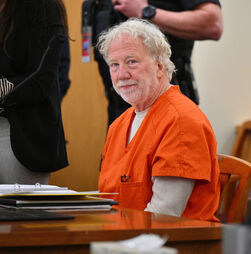 Ator Timothy Busfield libertado enquanto aguarda julgamento por abuso sexual de menores