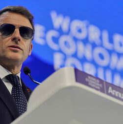 O motivo por que Macron apareceu em Davos de óculos de sol