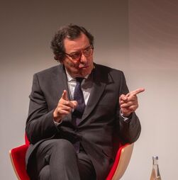 Ministro da Economia vê em Ventura um 'talentoso populista' e em Seguro 'um melão por abrir'