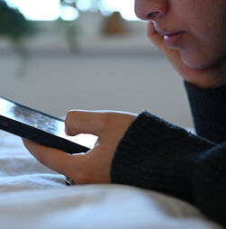 Parlamento aprova restrições ao uso livre das redes sociais a menores de 16 anos