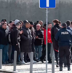 O momento em adeptos deixam centro de estágios do Benfica após conversa com Mourinho, Simão e Otamendi