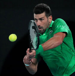 Novak Djokovic nas meias-finais do Open da Austrália após desistência de Lorenzo Musetti