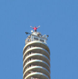 Alpinista escala arranha-céus mais alto de Taiwan sem equipamento de segurança