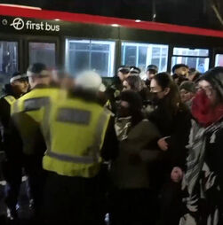 Polícia britânica detém 86 pessoas em protesto de apoio a ativista preso e em greve de fome 