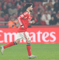 Muitos aplausos... e alguns assobios: o momento em que Rafa é lançado no Benfica-E. Amadora