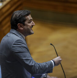 Seguranças do Parlamento cercam jornalista e mandam parar perguntas a deputados