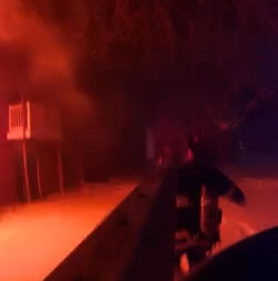 Bombeiros resgatam família e gato de apartamento em chamas no Michigan 