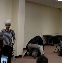 Congressista democrata Ilhan Omar atingida com líquido durante discurso em Minneapolis  