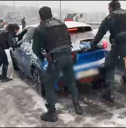Guardia Civil espanhola ajuda condutores presos na neve em Madrid 