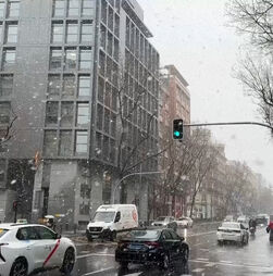 Neve deixa centro de Madrid pintado de branco