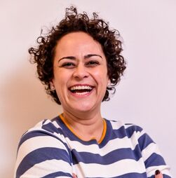 Maryana Com Y,  a primeira humorologista 