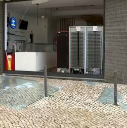 Loja na Costa da Caparica com vidros partidos devido à depressão Kristen