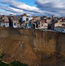 Imagens aéreas mostram casas em risco após deslizamento de terras na Sicília