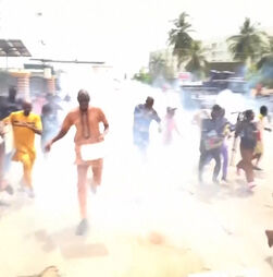 Polícia lança gás lacrimogénio contra manifestantes na Nigéria 