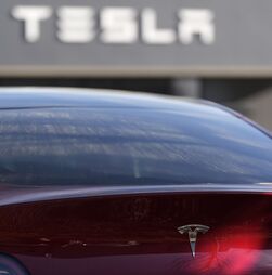 Tesla vê lucros afundarem 26% em 2025