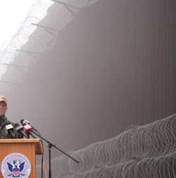 Quem é Tom Homan, o ‘czar das fronteiras' que Trump vai enviar para o Minnesota?