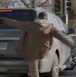 Novos vídeos mostram Alex Pretti a pontapear carro do ICE e em confrontos com os agentes 11 dias antes de ser morto 