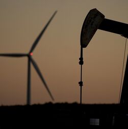 Irão: Petróleo Brent sobe mais de 2% para quase 115 dólares