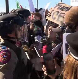 Polícia usa gás-pimenta para dispersar manifestantes junto a centro de detenção nos EUA onde estão pai e filho de 5 anos
