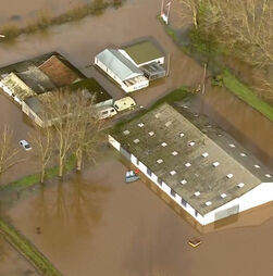 Imagens aéreas mostram casas e carros submersos após passagem da tempestade Chandra pelo Reino Unido