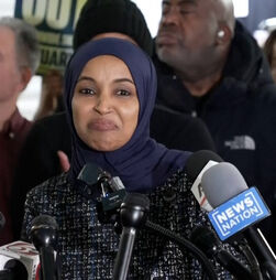 “O medo e intimidação não funcionam comigo”: Congressista atacada com líquido critica “retórica de ódio” de Trump