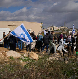 Israel: Colonos atacaram e incendiaram casas de palestinianos na Cisjordânia