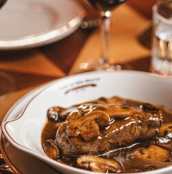 No novo Café de São Bento, passado e presente provam-se sem pressa