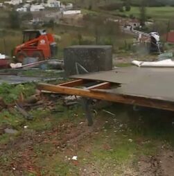 Casas pré-fabricadas completamente destruídas devido ao mau tempo em Sobral de Monte Agraço