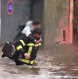 Menino retido em estrada inundada é salvo por bombeiro em Águeda. Veja o momento 