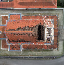 Uma igreja e estádio destruídos e estradas alagadas: os efeitos da tempestade Kristin vistas de drone