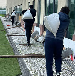 Académica procura salvaguardar bens na iminência da entrada de água na academia