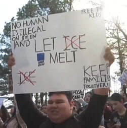 Estudantes saem da escola para protestar contra as atividades do ICE nos EUA 