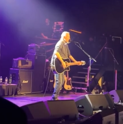 Bruce Springsteen aparece de surpresa em concerto e apresenta nova canção 'Streets of Minneapolis'