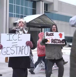 Manifestantes juntam-se a greve nacional contra as políticas de imigração de Trump