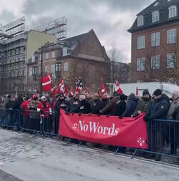 Militares veteranos dinamarqueses protestam junto à embaixada dos EUA contra ameaça de tomada da Gronelândia