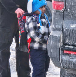 Criança de cinco anos detida pelo ICE está num local com falta de água. Juiz pede libertação