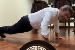 André Ventura entra no novo ano... a fazer flexões