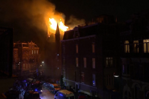 Igreja histórica de Amesterdão consumida pelas chamas na passagem de ano