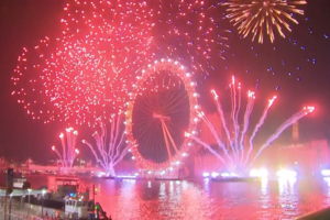 Fogo de artifício sobre o Tamisa na chegada de 2026 em Londres 