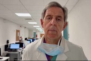 “Um dos jovens tem queimaduras mais profundas e extensas”: três vítimas de incêndio em estância suíça tratadas em Itália   