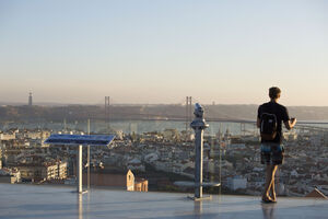Lisboa, vista do miradouro, com a Ponte 25 de Abril e o Cristo Rei ao fundo
