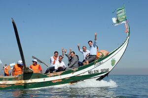 Uma pérola de  2005: Marques  Mendes em campa- nha em Espinho. Na  altura era líder do  PSD e teve como  companhia um  deputado do PSD chamado Luís  Montenegro (à dir.)