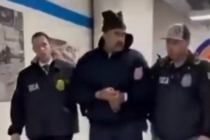 Nicolás Maduro chega a centro de detenção em Brooklyn a desejar "feliz Ano Novo"